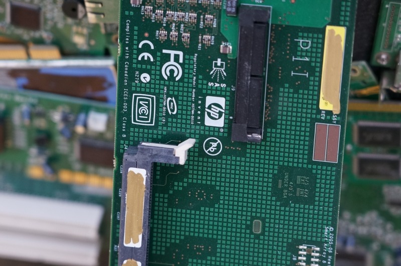 最近米国のイベントでよく見かける自撮りマシンのコーナー。写真を撮影してその場で、印刷して来場者に渡すシステム。そのアーチは、過去の基板から構成されていた。チップやボードの型番などは消されていたのだが、なぜか競合他社のロゴは消されていなかった……