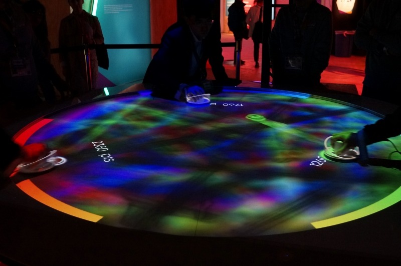 プレイヤー側に表示されているマレットと同じ色がゴール。ここにパックを入れられないようにプレイする