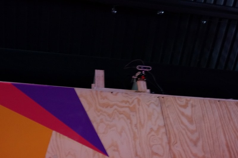 ブースの外に設置されているカメラの動きを動物的な視点で見るとこう見えるというデモ