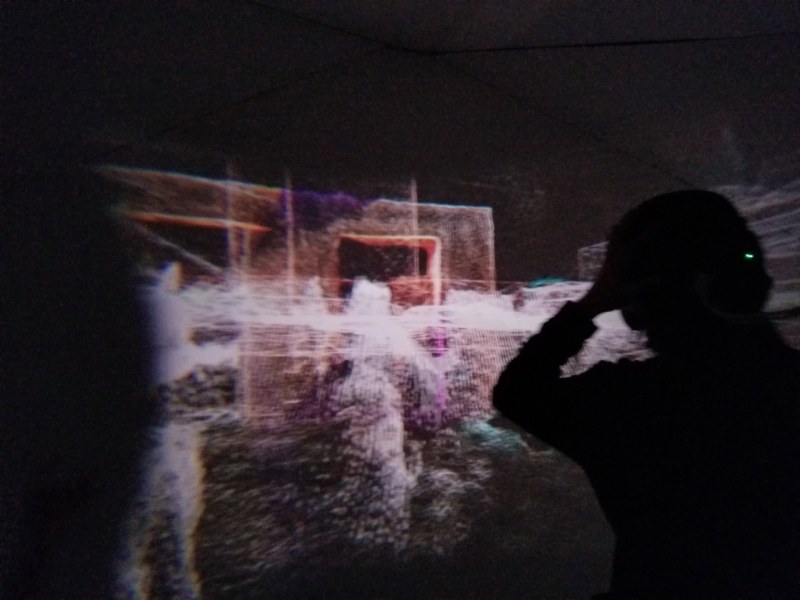 ブースの外に設置されているカメラの動きを動物的な視点で見るとこう見えるというデモ