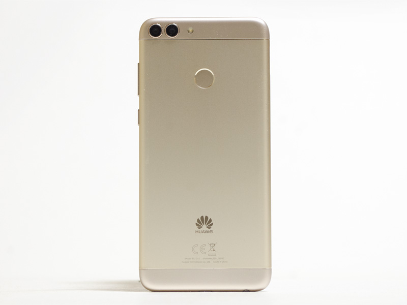 背面。上左側に背面カメラ(内側がメイン)。中央少し上に指紋センサー。今回届いたのはゴールド