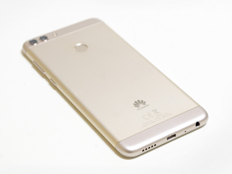 右側面は音量±ボタンと電源ボタン。下側面はスピーカー、Micro USB、ステレオミニジャック