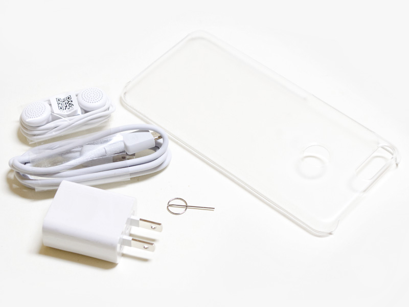 付属品はイヤフォン、USBケーブル、ケース、イジェクトピン、USB式ACアダプタ(サイズ約40×35×20mm、重量27g、出力5V/1A)