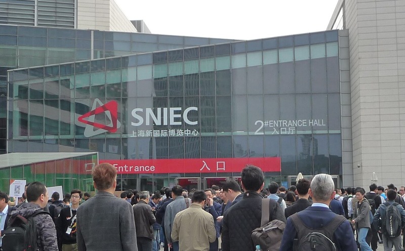SEMICON CHINA 2018に入場するためにセキュリティゲートの順番を待つ来場者。正面の建物が入り口。あまりの人混みで前に進みづらい。2018年3月14日の午前9時30分ころに筆者が撮影