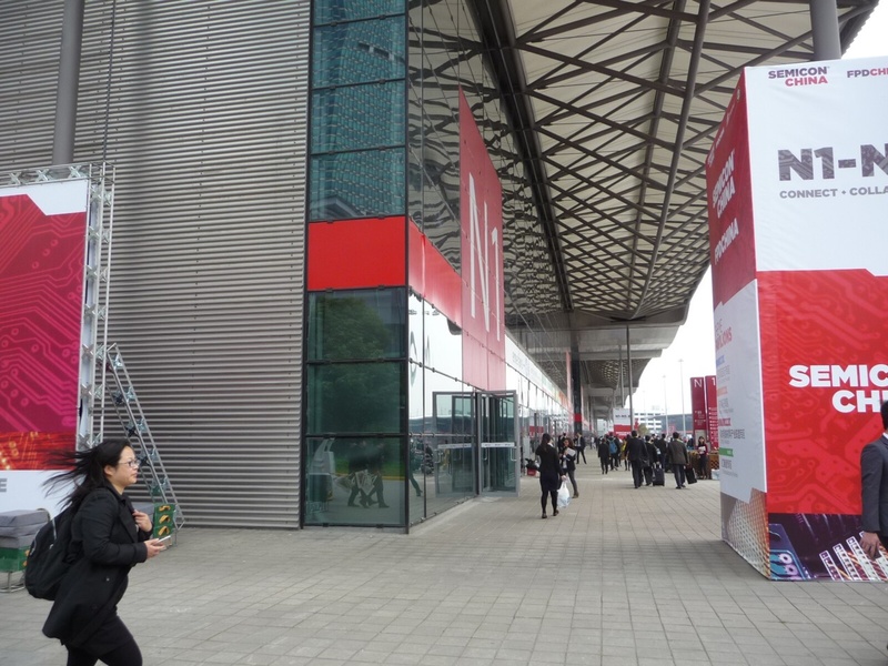会場の建物。上海新国際展示場は、北棟(N)、東棟(E)、西棟(W)の建物群が正三角形を構成するように配置されている。SEMICON CHINA 2018は北棟のすべての建物(N1～N5)と、東棟の一部(E7)を使って開催した。2018年3月14日の午前10時過ぎに筆者が撮影