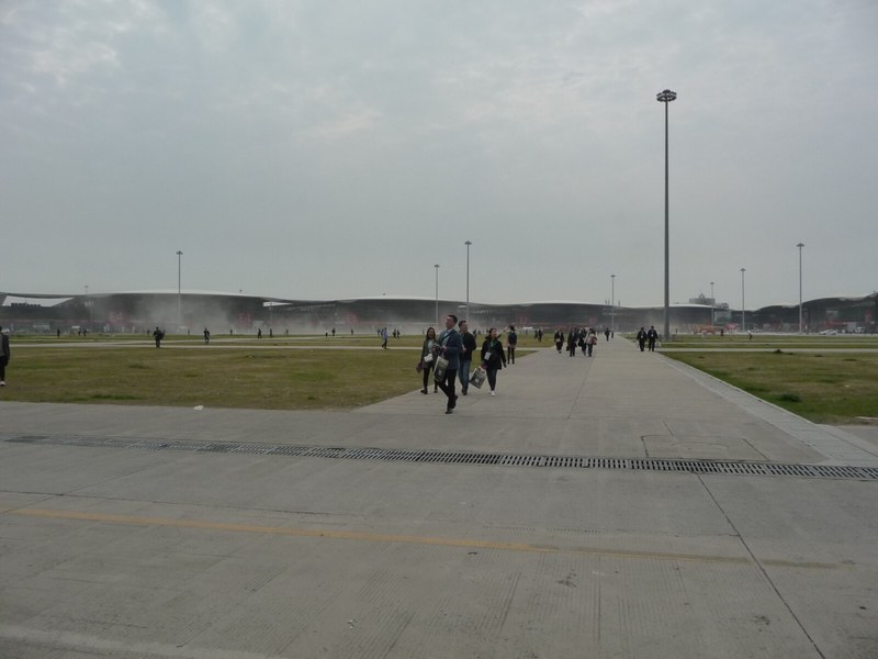 北1号棟(N1棟)付近から上海新国際展示場の中庭を望む。左手奥が東棟、右手端が西棟。風によって砂ぼこりが舞い上がっている。2018年3月14日の午前10時過ぎに筆者が撮影