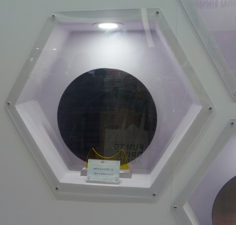 シリコンウェハの実物展示例。28nmの多結晶シリコンゲートプロセスで回路を作り込んだ300mmウェハ