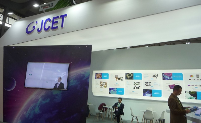 JCETの展示ブース。奥にパッケージング技術の説明パネルが見える