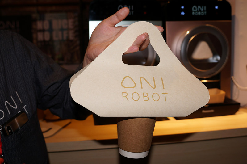 コンビニやスーパーなどでのニーズを考えてテイクアウト用の袋も用意