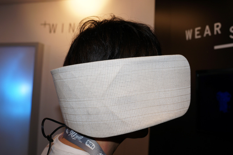 WEAR SPACEを装着した様子、確かにこれをかぶっている人には話かけにくそうだ