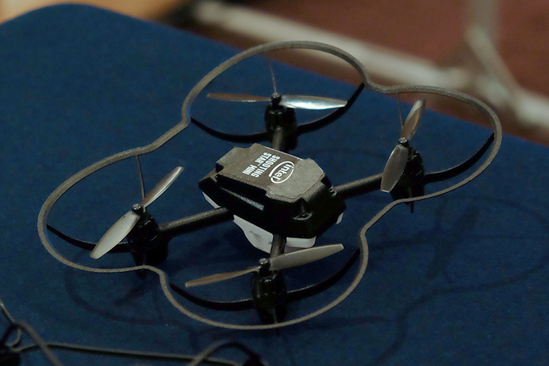 屋内でも使えるShooting Star Miniドローン