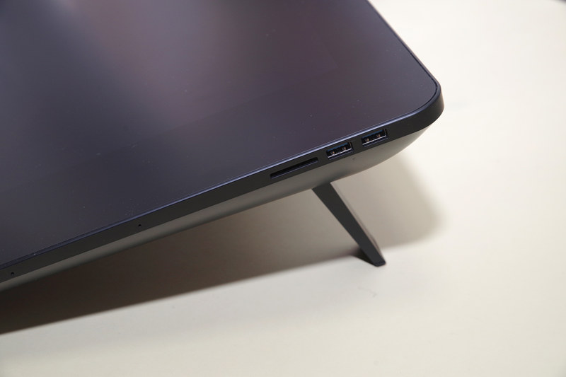 本体右側面にはUSB 3.0ポート×2とSDメモリーカードスロットを装備。内蔵の折りたたみスタンドは、5度、20度の2段階に対応しています