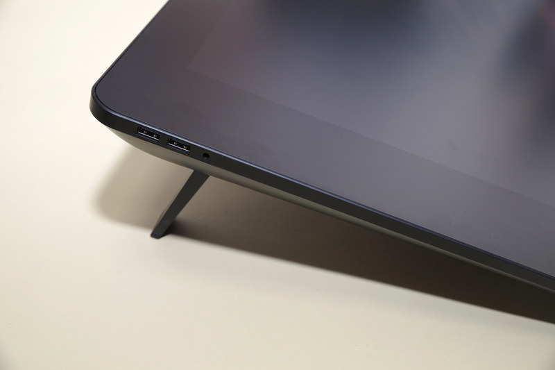 左側面にもUSB 3.0ポート×2とヘッドフォン端子を備える。マイクも内蔵されており、Cintiq Pro Engineと合体すれば大型のWindowsタブレットに(ただしバッテリは内蔵していません)