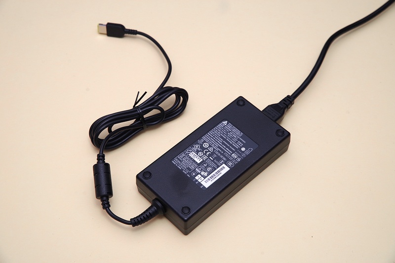 電源にはやや大型のACアダプタを使用。そのほか付属品として、PCと接続するためのHDMIケーブル、DisplayPortケーブル、USB Type-Cケーブルといった各種ケーブルも付属しています