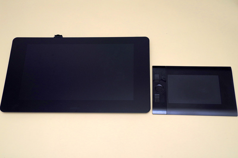 Cintiq Pro 24とIntuos4 Mediumのサイズ比較。ペンの読取可能範囲はなんと約5倍の差。ちなみに、Intuos4も発売当時から「紙とペンのような描き心地」が謳われており、筆圧レベルこそ4倍の差があれど、板タブとしては今も十分な性能(ざら先生談)