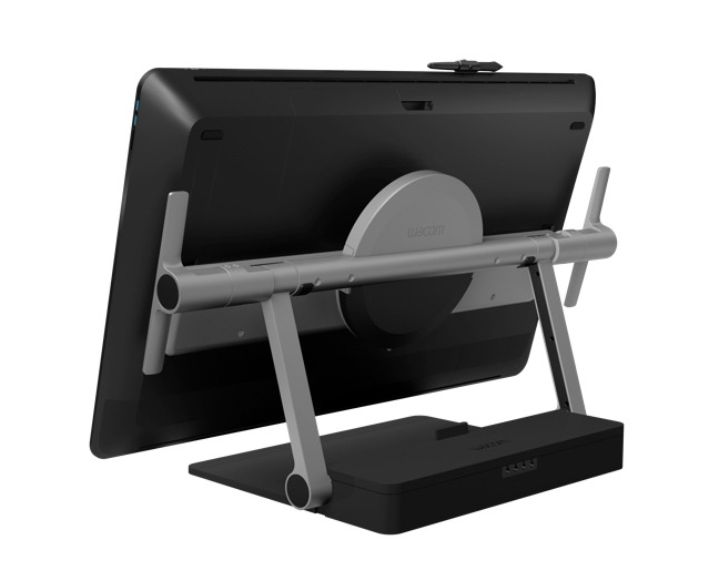 別売の専用スタンド「Ergo Stand」(5月発売予定)。角度、高さ調節に加えて、回転にも対応。しっかりと面を立てられるのでフットプリントは小さくなりますが、作業ポジションも大きく変わります