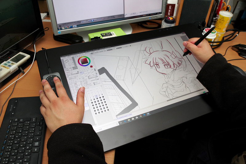 Cintiq Pro 24では小さい板タブと違い、腕を動かす範囲は間違いなく広くなりますが、それに代わる十分なメリットがあるようです。これだけの大きさながら発熱も抑えられています