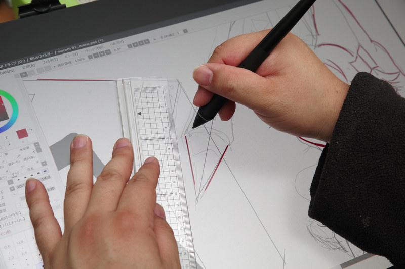 まさしく紙に描くように、30cmの定規を当てて思いどおりの線が引けるのはこのサイズの液タブならでは。発色も自然で、写真編集などにも安心して使用できます