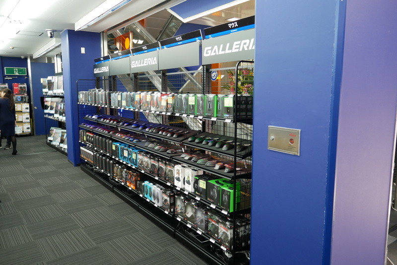 ゲーミングマウスコーナーでは、50種類以上のゲーミングマウスを実際に手にできる