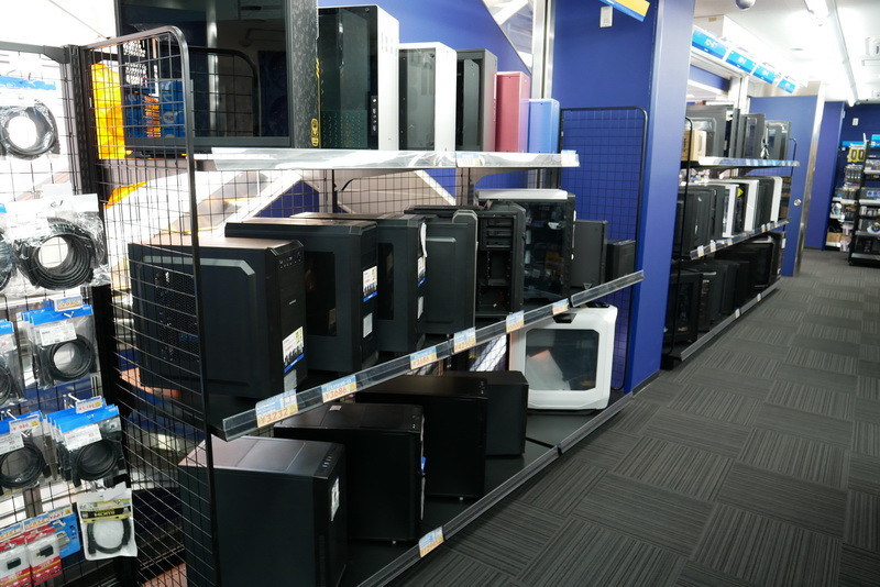 マザーボード、ビデオカード、ケース、電源、冷却パーツ、ケーブル類など、PCの自作に関するパーツを、秋葉原と同等の品揃えで用意する