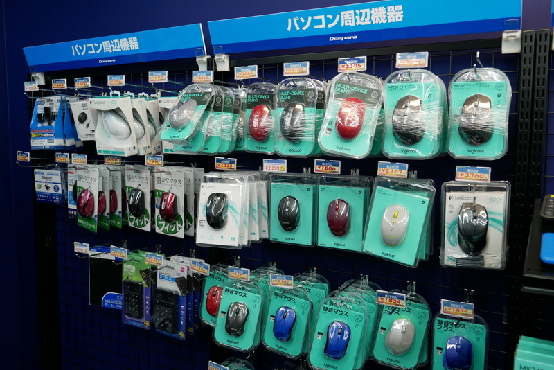 通常のキーボードやマウスはこちらのフロアに用意