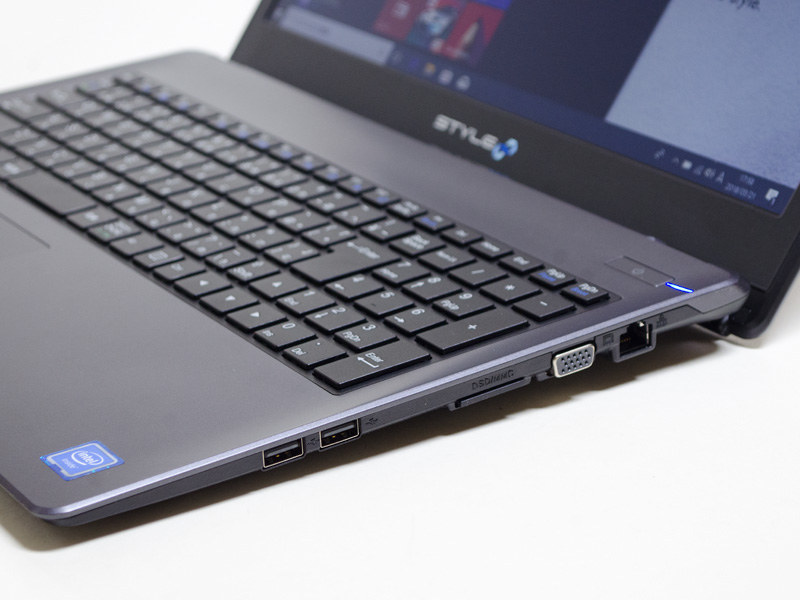 Ethernet、ミニD-Sub15ピン、SDカードリーダ、USB 2.0×2。パネルの傾きはこれが最大