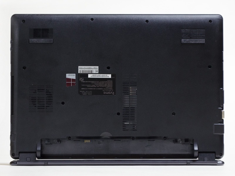 ゴム足手前は本体、後ろはバッテリ側にある。手前左右のスリットにスピーカー