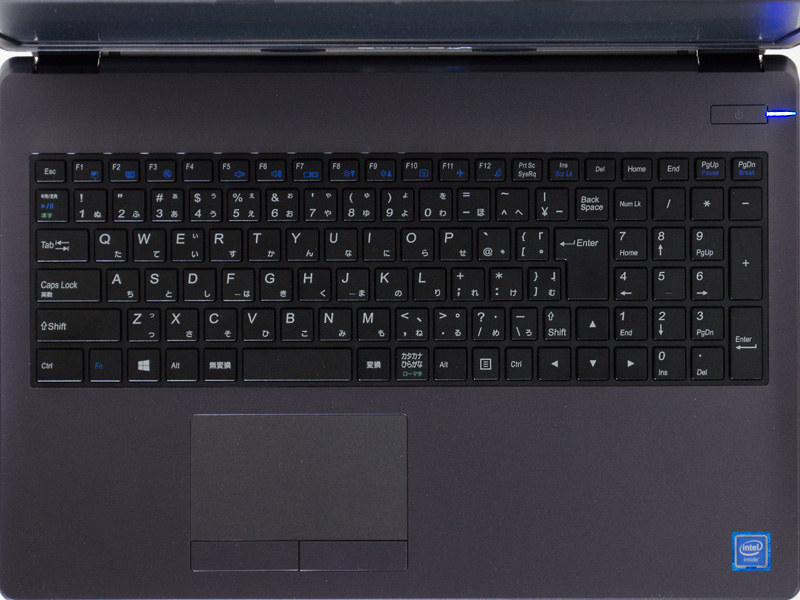 キーボードはテンキー付きのアイソレーションタイプ。タッチパッドは2ボタン式