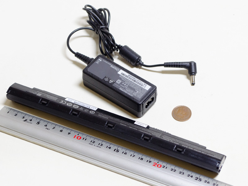 ACアダプタのサイズは約90×35×25mm(幅×奥行き×高さ)、重量146g、出力19V/2.1A。バッテリの重量は210g