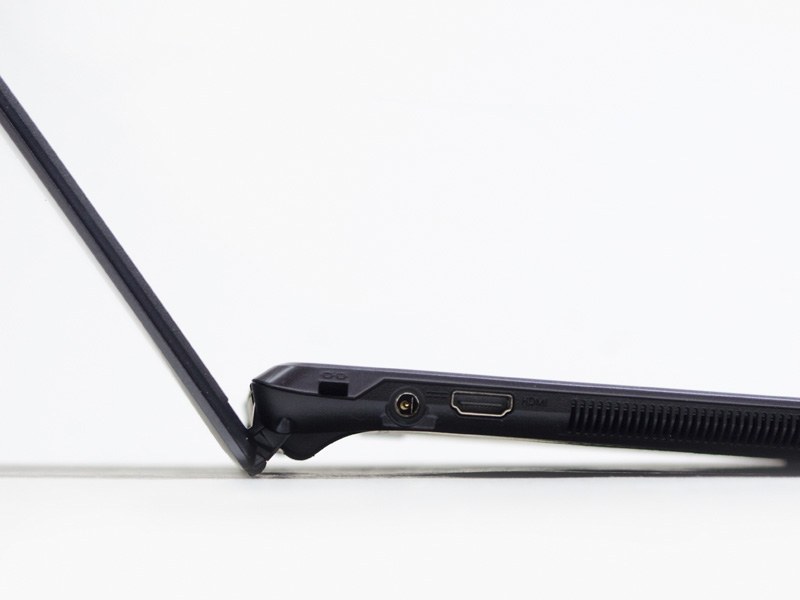 パネルの下が足替わりになり、キーボードが少し傾くようになっている