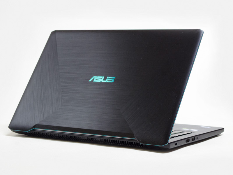 ヘアライン仕上げは横と斜めから。中央にロゴ。アクセントカラーのエメラルドグリーンは、このロゴとパネル周囲に入っている