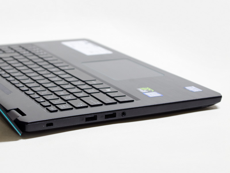 ロックポート、USB 2.0×2、音声入出力。パネルはこの角度が最大