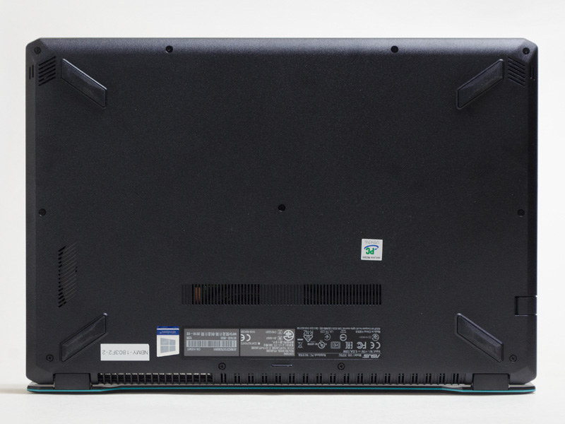 底面は4つのゴム足、前左右のスリットにスピーカー