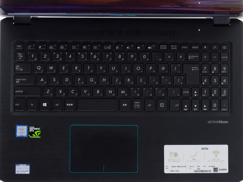 キーボードはテンキー付き。タッチパッドは1枚プレート型