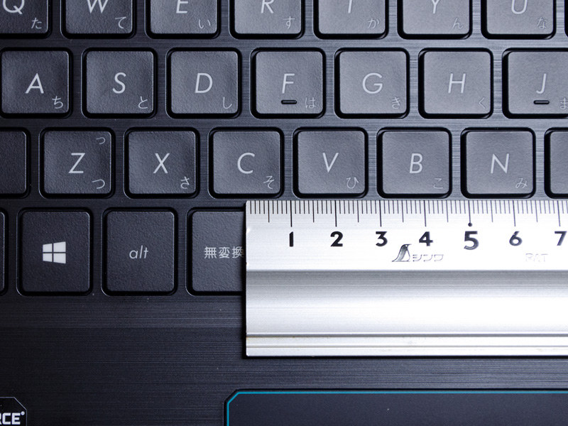 キーピッチは実測で約19mm。テンキー部分のキーピッチが狭い