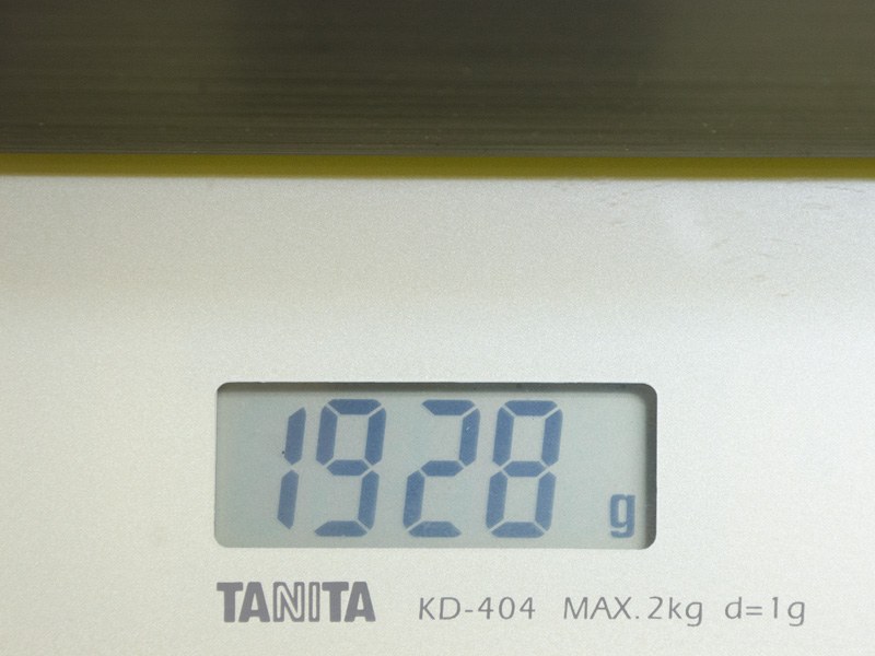 本体重量は実測で1,928g