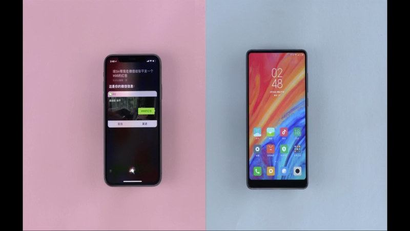 音声アシスタント「小愛同学」とSiriの比較。WeChatで「66元のRed Packetを送って」と語りかけると、「66元のRed Packet」という文字列を相手に送ってしまうSiriに対し、小愛同学はちゃんと66元送金できる