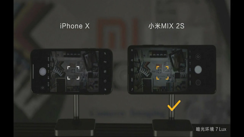 デュアルPDAFにより、iPhone Xと比較して暗所でのAF性能に優れる