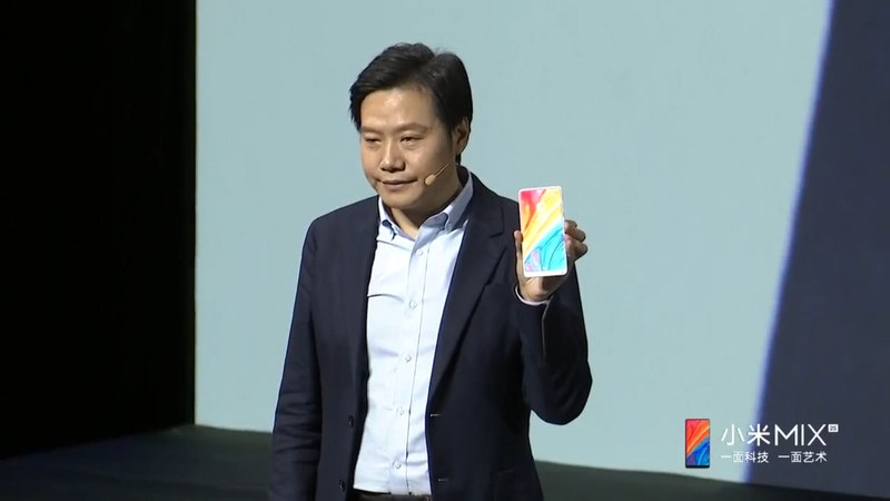 MIX 2Sを手にする雷軍CEO