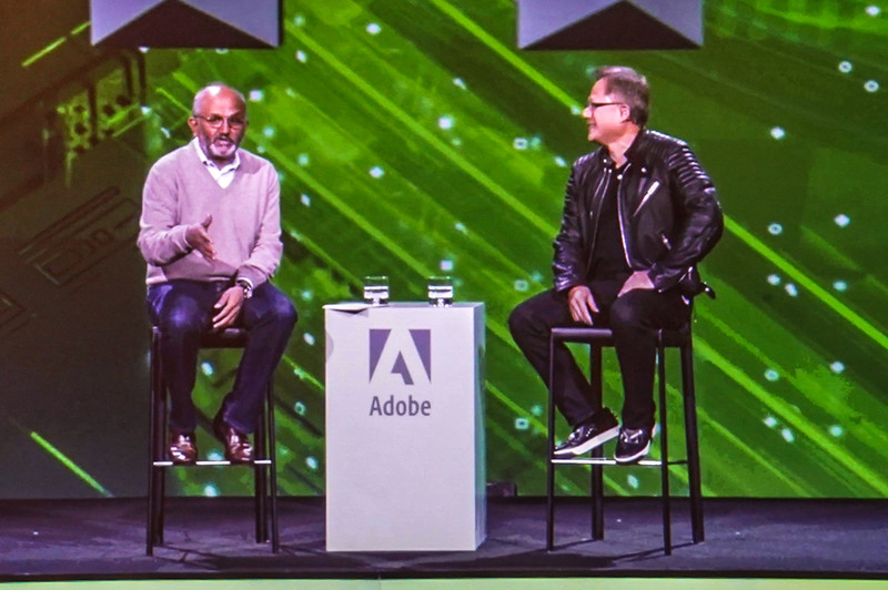 Adobe Summitで対談するAdobe 社長 兼 CEOのシャンタヌー・ナラヤン氏とNVIDIA 創始者でCEOのジェンスン・フアン氏