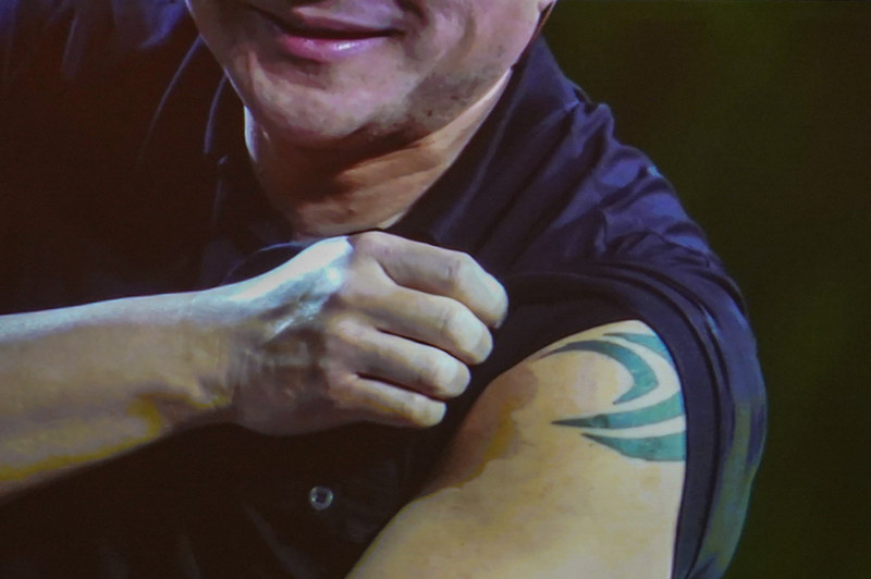 NVIDIAロゴマークのタトゥーを見せた