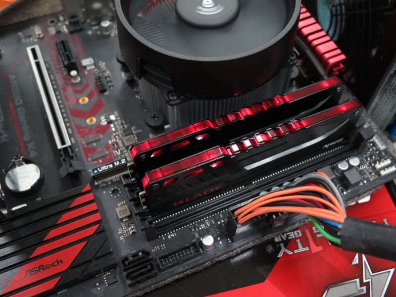動作中に赤く光るBlade Fire DDR4。赤いAB350 Gaming K4とマッチする
