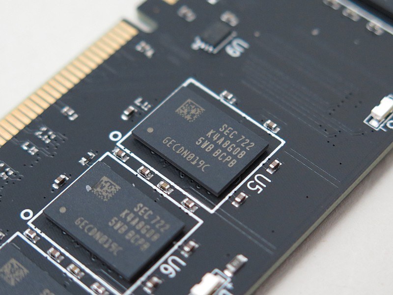 採用しているチップはSamsungの「K4A8G085WB-BCPB」で、いわゆるBダイだ