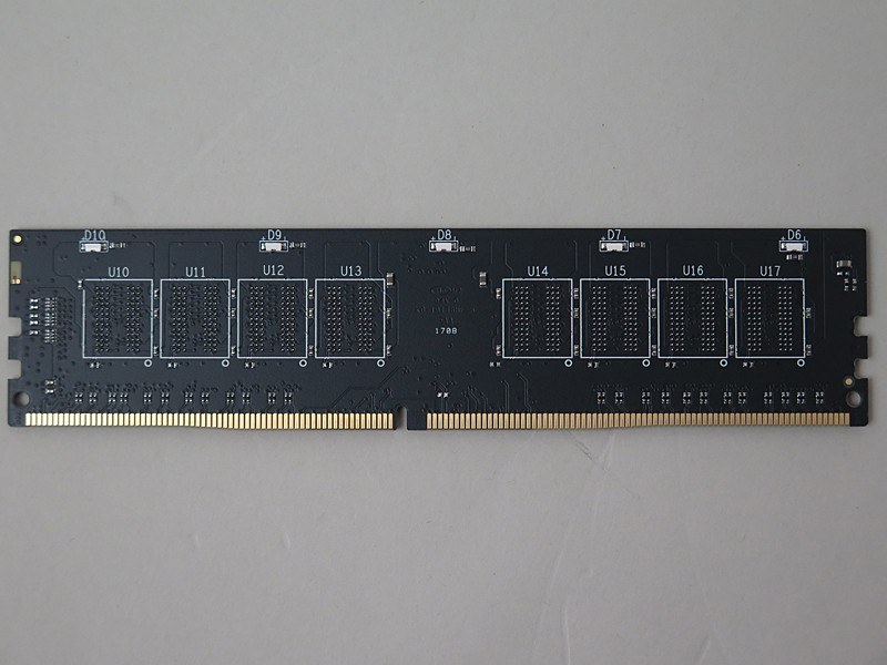 裏面に秋パターンがあり、デュアルランクに対応する基板とみられる