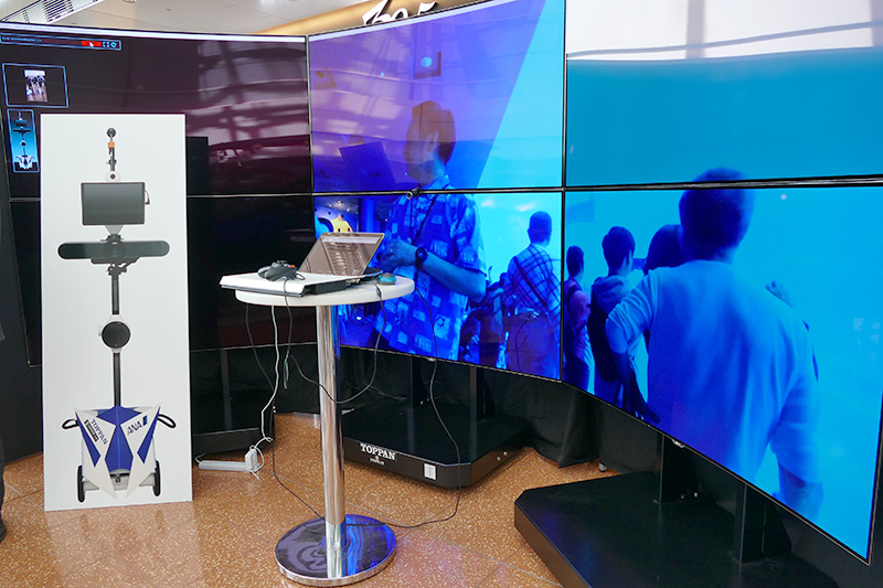 ANA AVATAR MUSEUM。パネルのロボットが美ら海水族館に置かれており、それを東京から遠隔操作