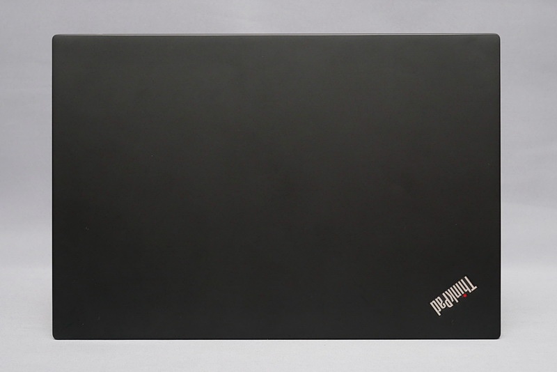天板部分。カラーはマット調のブラック。パッと見ただけでThinkPadとわかるデザインだ