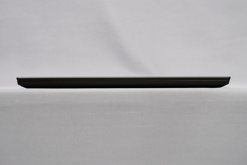 本体正面。前方や底面付近の一部は斜めに切り取られている