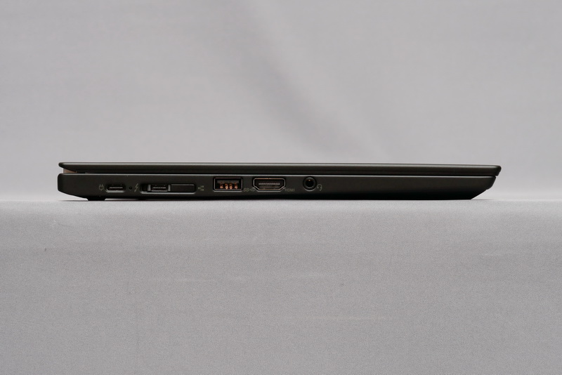 左側面。高さは17.4mmと従来モデルより2.9mm薄くなり、鞄などへの収納性が高まっている