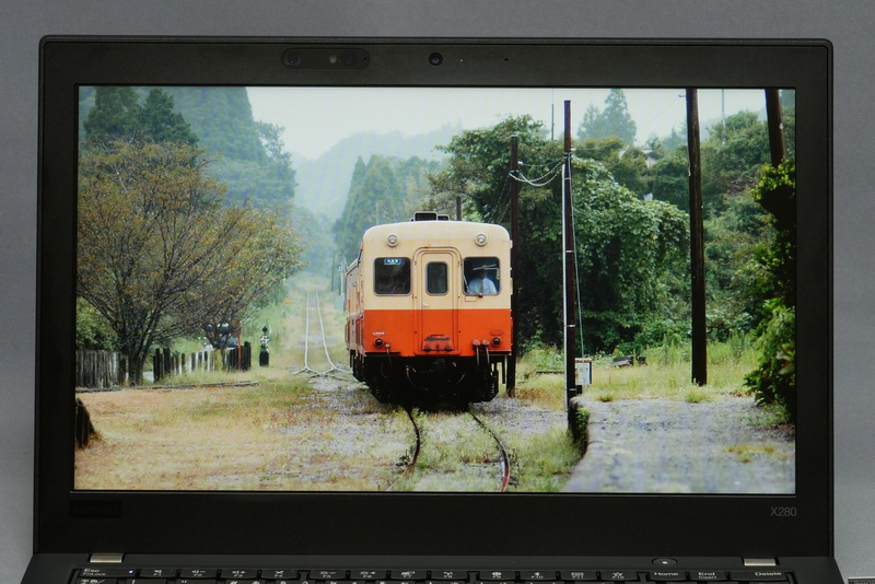 試用機ではフルHD表示対応のIPS液晶を搭載。表面が非光沢処理のため外光の映り込みは気にならない。発色は光沢液晶に比べるとやや鮮やかさに劣る印象もあるが、表示品質は申し分ないレベルだ