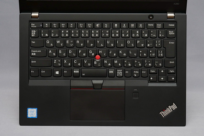 キーボードはThinkPadおなじみの6列アイソレーションキーボードを採用。標準的な配列でタッチタイプも余裕だ